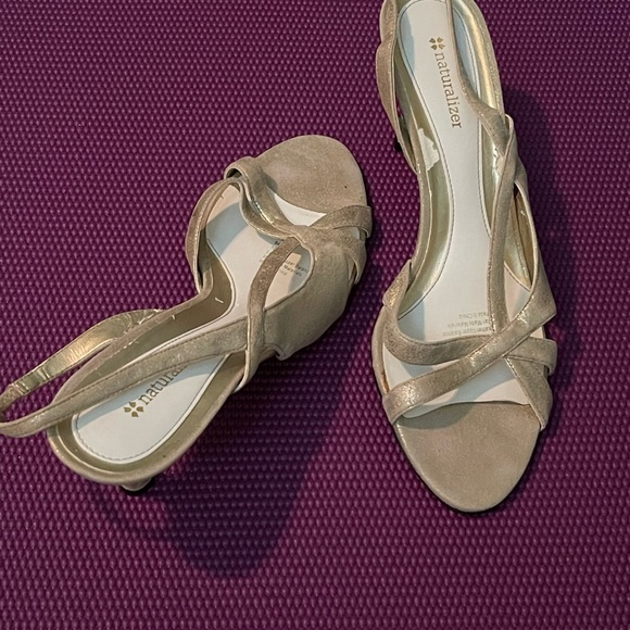 Exquisite, distressed gold 'Prissy' slingbacks by Naturalizer - Picture 4 of 9